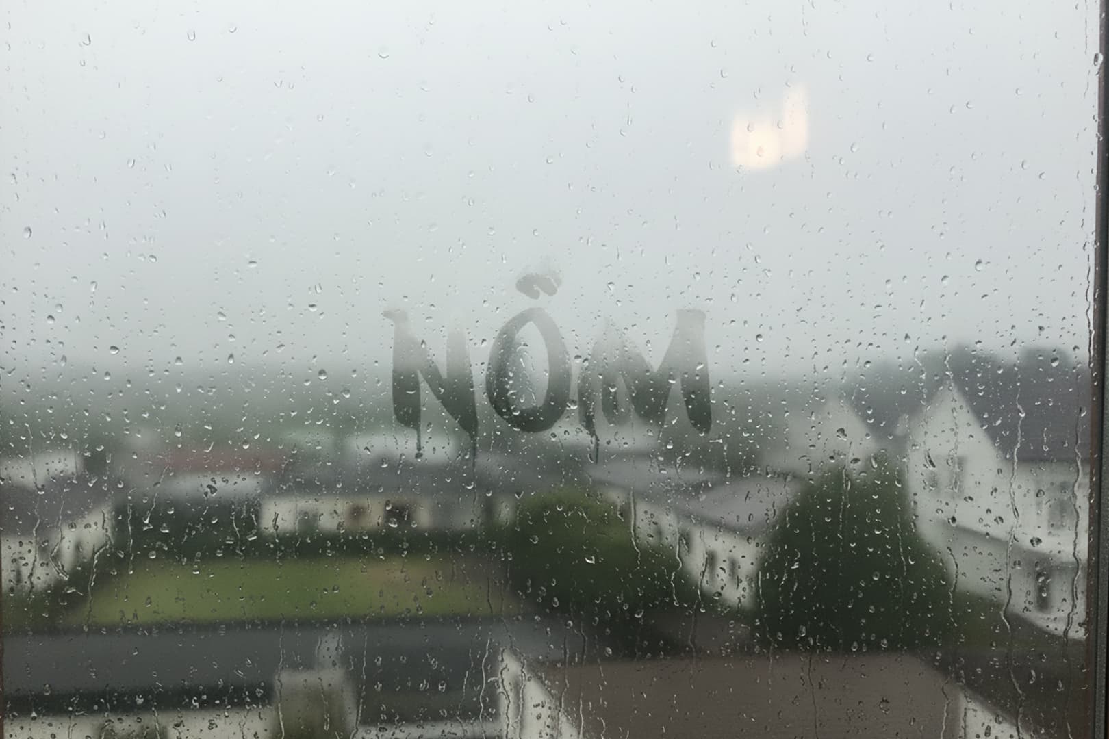 Ảnh: thời tiết nồm ẩm làm giảm chất lượng hộp carton